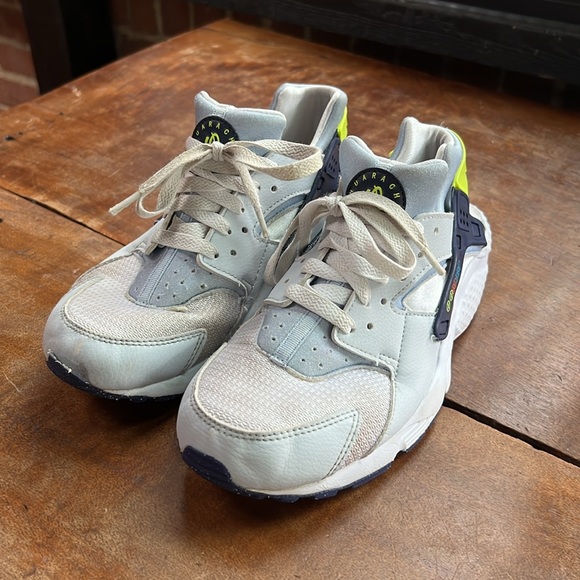 Nike Big Kids GS Huarache Run Shoes 7 Youth! Small flaw on the front. See pics. - Picture 2 of 9